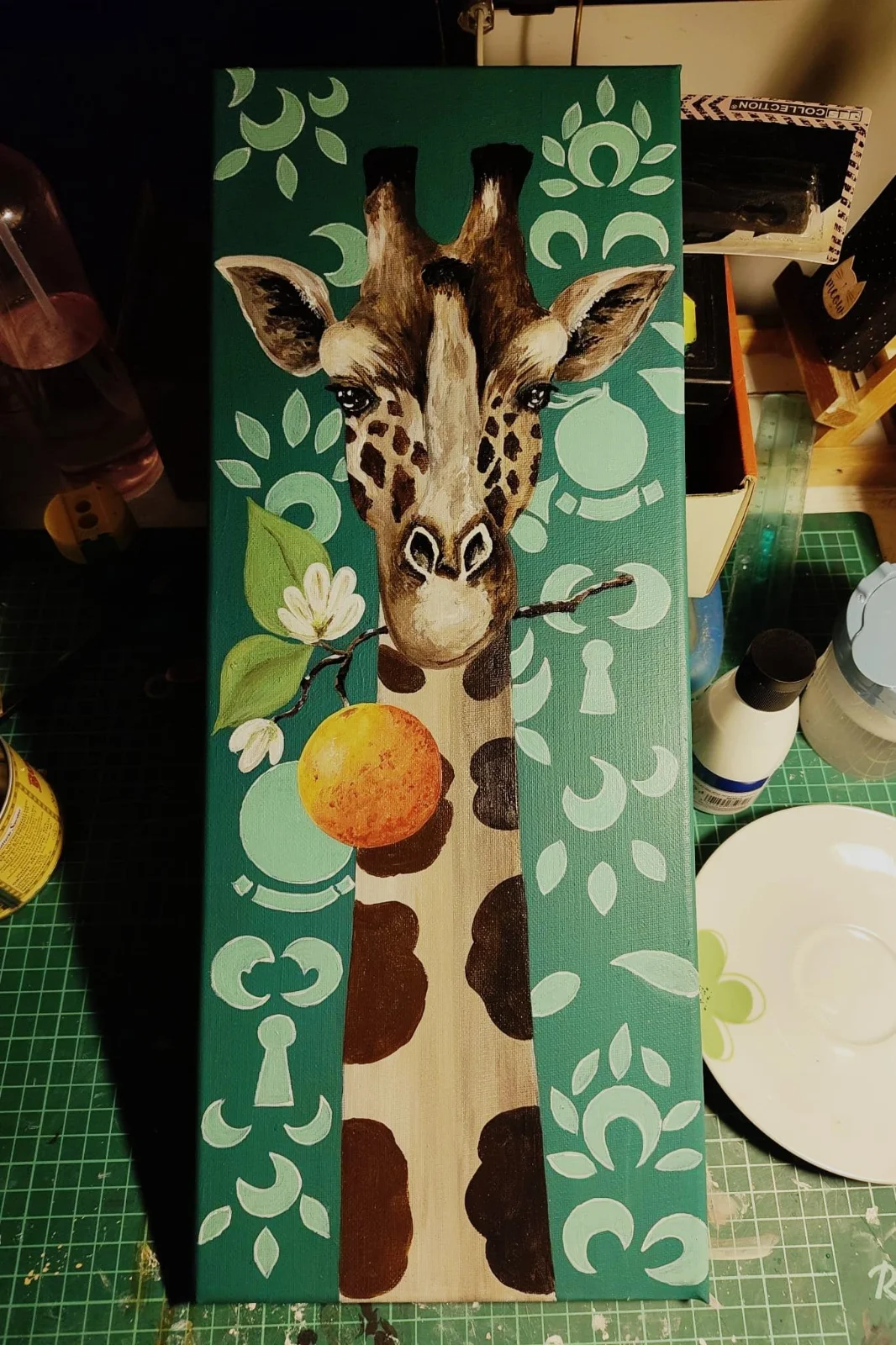 Giraffa con arancia