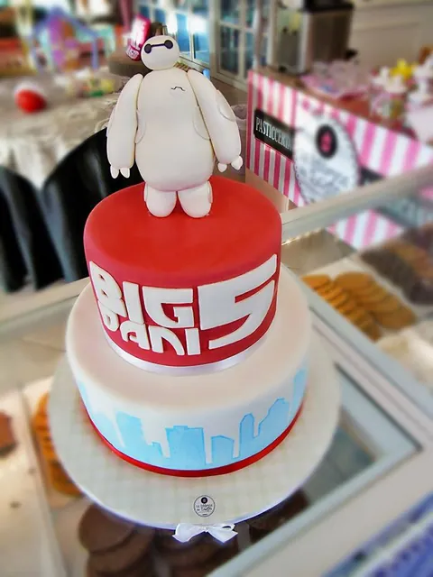 La torta di Baymax vista da un'altra inquadratura