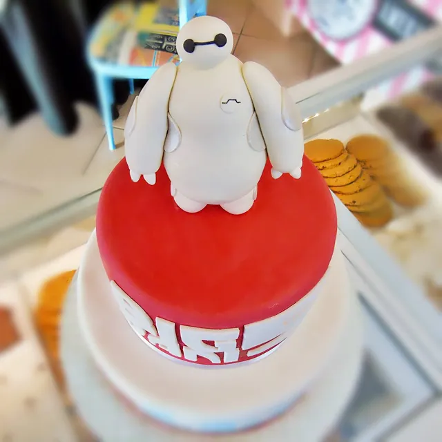 Baymax visto dall'alto sul piano rosso