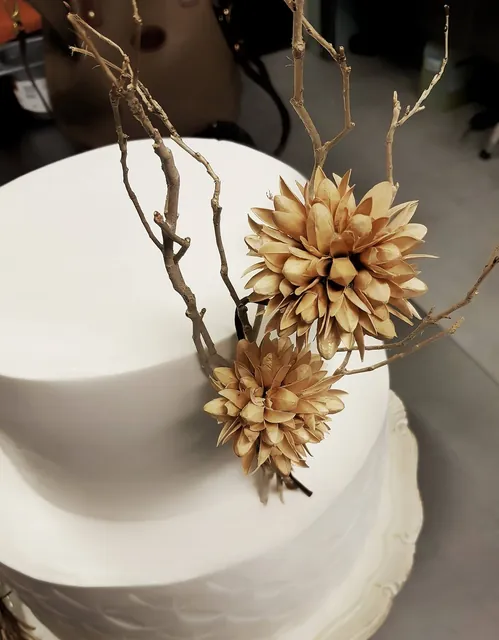 Dettaglio del fiore dorato e dei rami