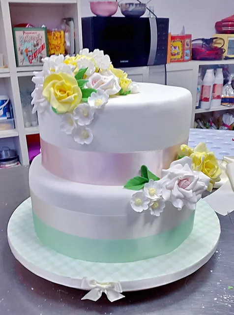 La torta con il bouquet visto di lato