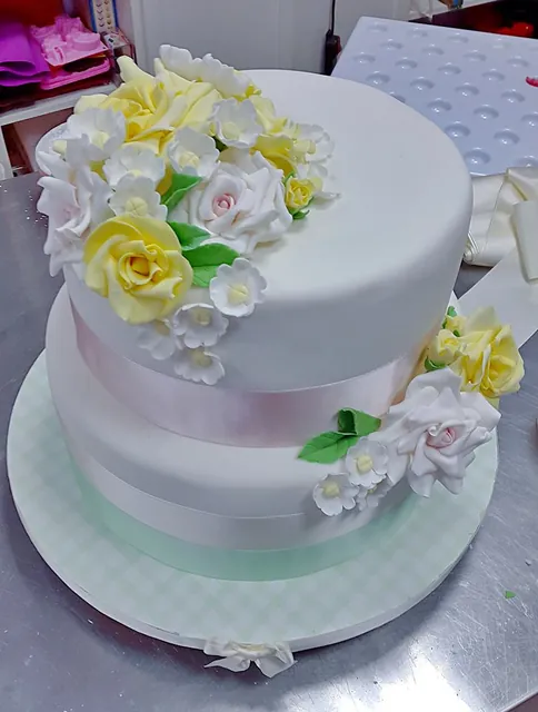 Il bouquet di rose gialle e fiori bianchi, altra inquadratura