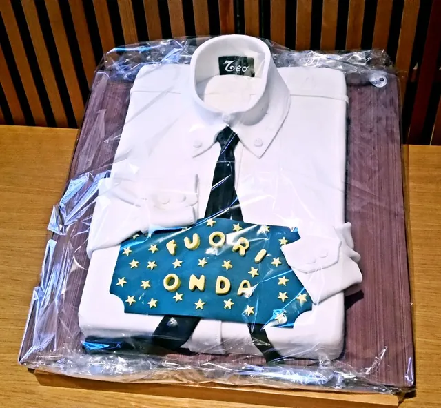La torta camicia ancora nella sua confezione trasparente
