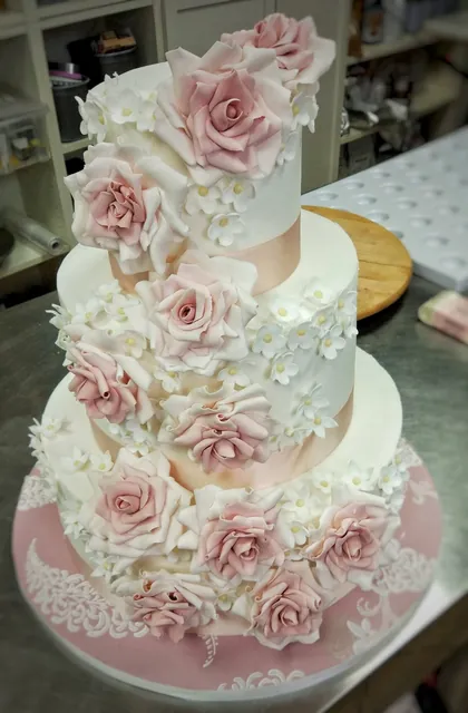 La cascata di rose rosa vista da un altro lato