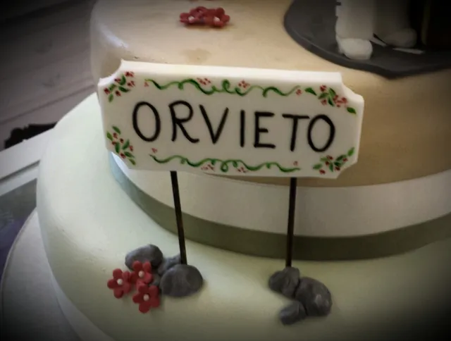 Il cartello dipinto a mano sul bordo della torta