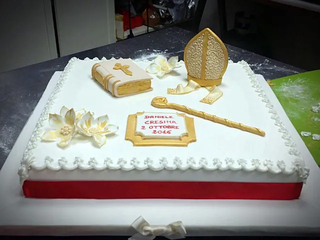 Torta rettangolare bianca per cresima con mitra dorata, Bibbia con croce, pastorale e targa