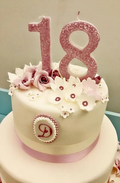 Il numero 18 glitterato e i fiorellini