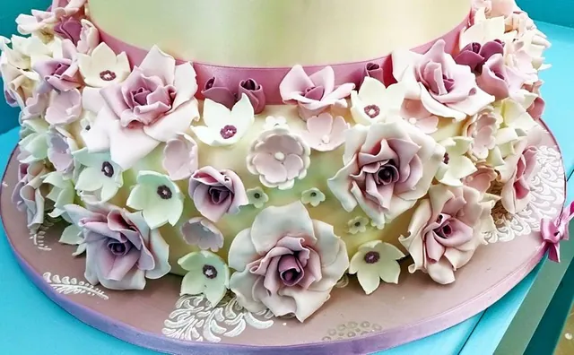 Dettaglio di rose e fiori sul piano inferiore