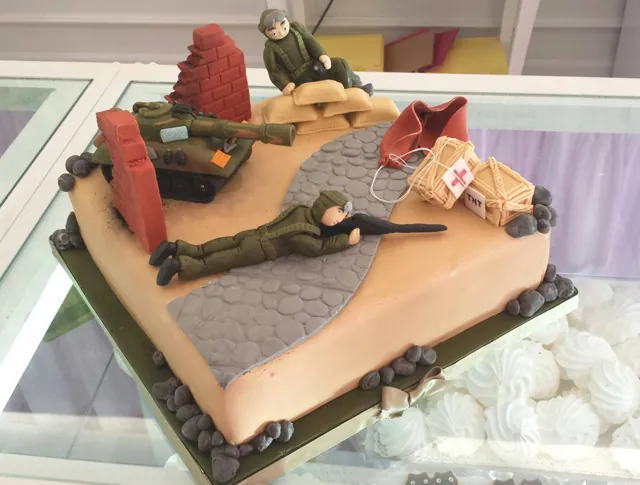 Il diorama visto da un altro lato, con il soldato disteso e la strada di sassi