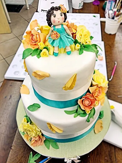 La torta intera con la fanciulla in cima