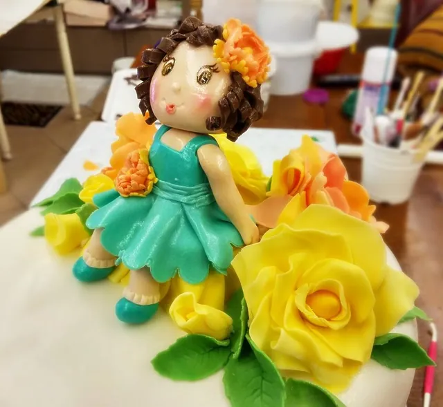 Dettaglio di vestito, capelli e rose