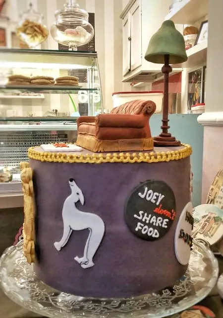 La torta del divano con le sagome sul lato