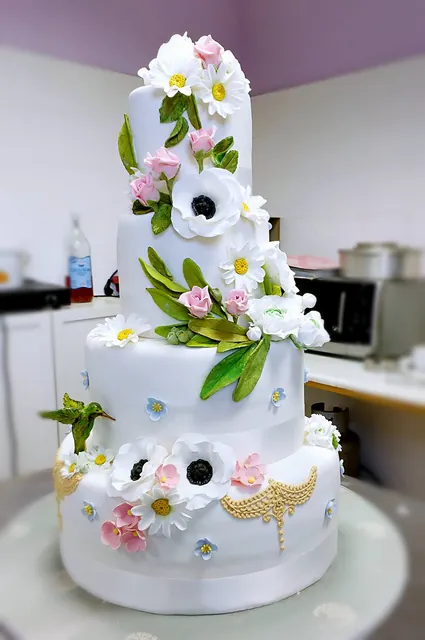 La torta con i fiori, vista da un lato