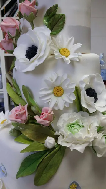 Dettaglio di anemoni, margherite e foglie