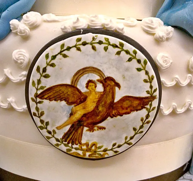 Dettaglio del medaglione dipinto a mano con corona d'alloro e aquila