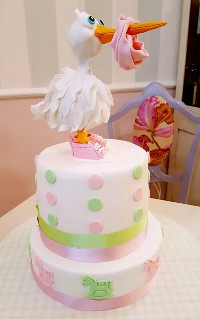 La torta con la cicogna in cima