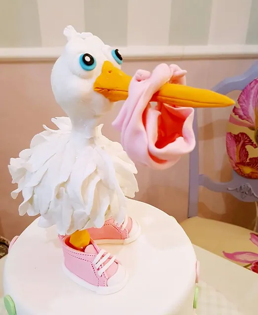 Dettaglio della cicogna con il fagottino rosa