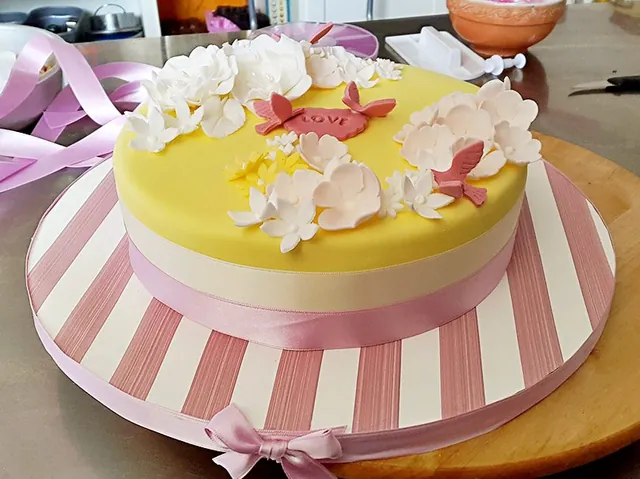 La torta gialla LOVE vista di lato