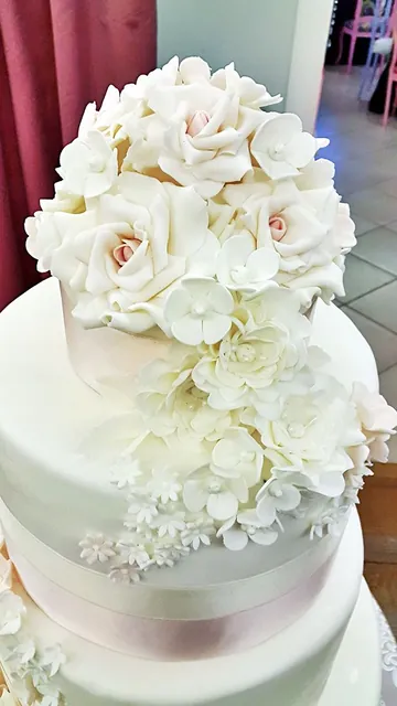 Dettaglio del grande mazzo di rose bianche