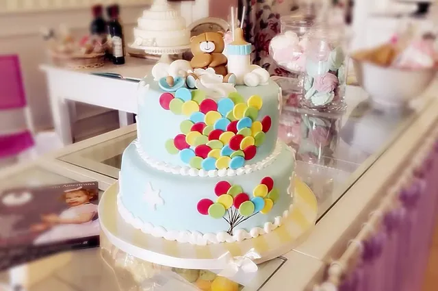 La torta intera con i palloncini colorati
