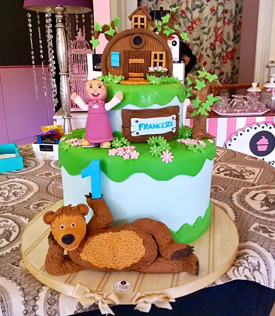 La torta intera con la casetta, la bambina e l'orso