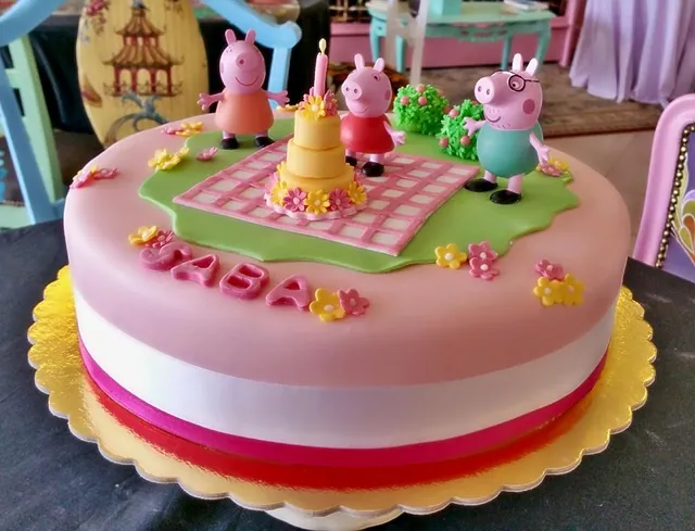 La torta rosa con il picnic dei personaggi