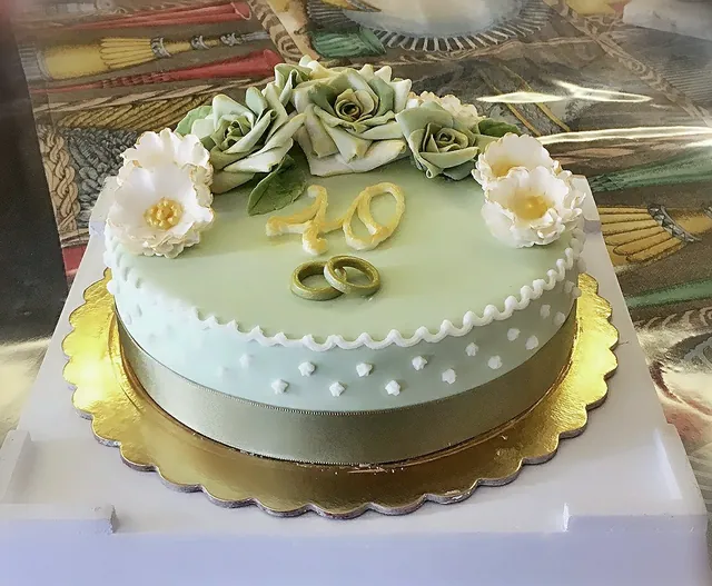 La torta dei quarant'anni di lato, con il nastro tortora