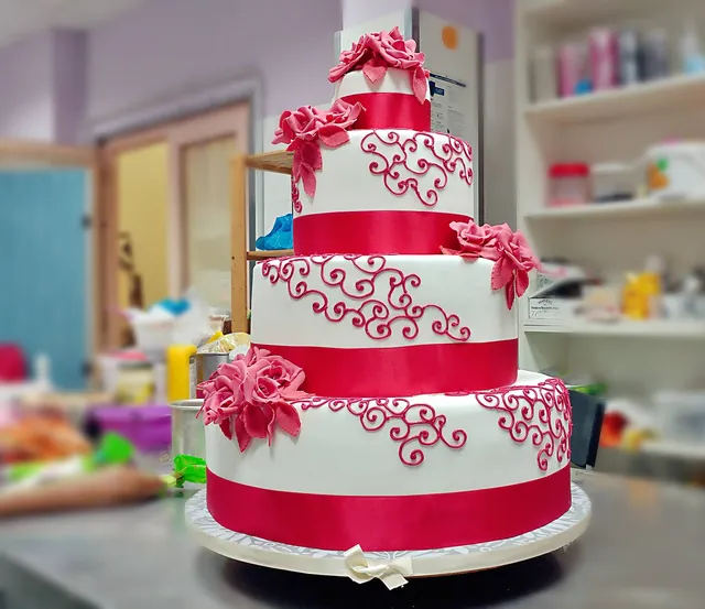 La torta fucsia vista da un'altra inquadratura