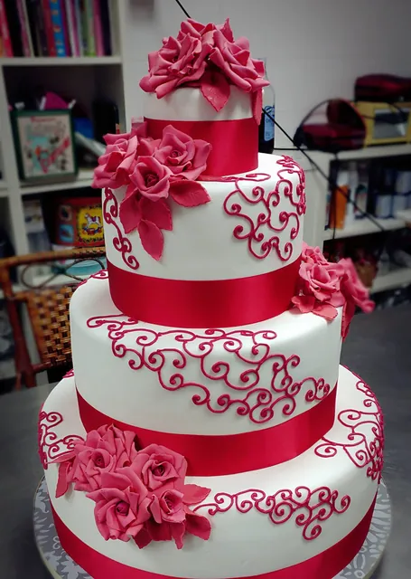 La torta a quattro piani con le rose sul fianco