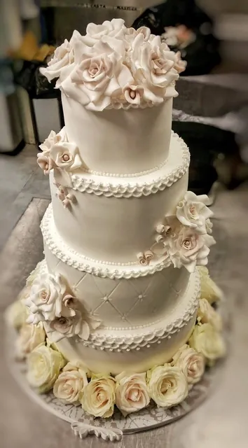 I quattro piani bianchi con le rose avorio