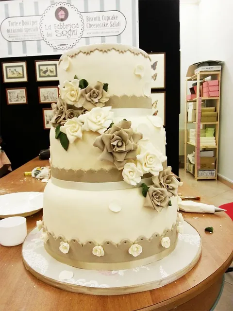 Torta nuziale a tre piani avorio con rose di zucchero color avorio e tortora