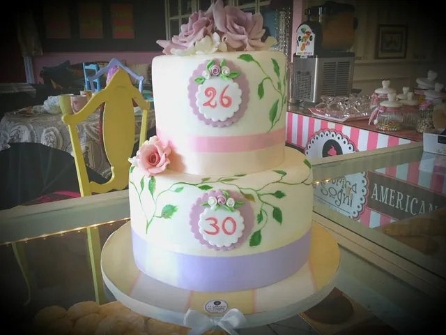 La torta dei due compleanni vista intera, con i numeri 26 e 30