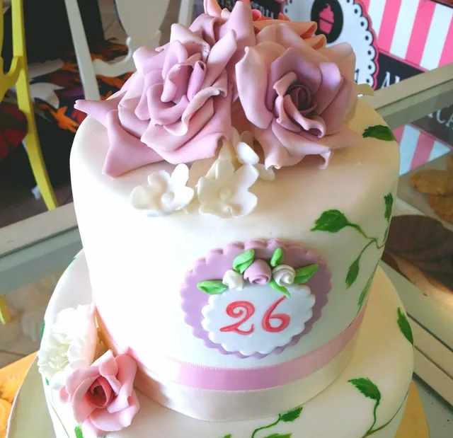Torta a due piani con rampicanti dipinti a mano, rose rosa antico e medaglioni numerati