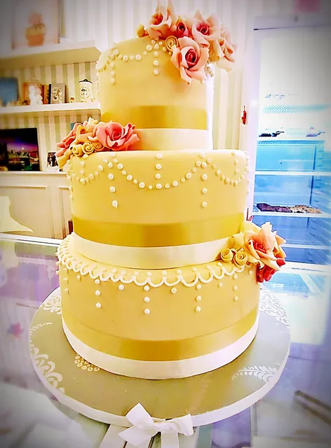Variante della stessa torta in colori caldi, con rose arancio