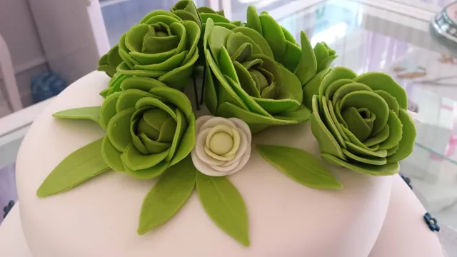 Dettaglio delle rose verdi con il bocciolo avorio e le foglie