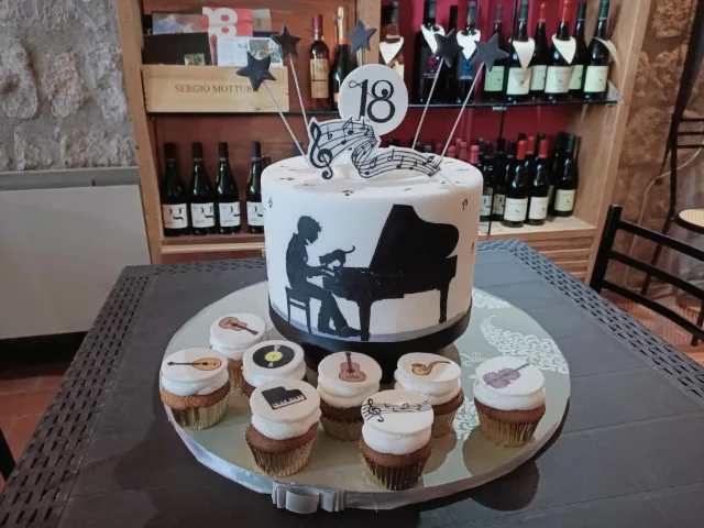 Torta con pianista e note musicali dipinti a mano