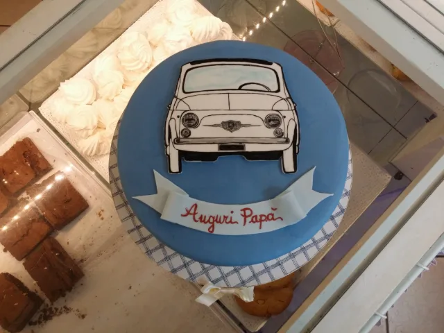 Torta in pdz con disegno Fiat 500 dipinto a mano