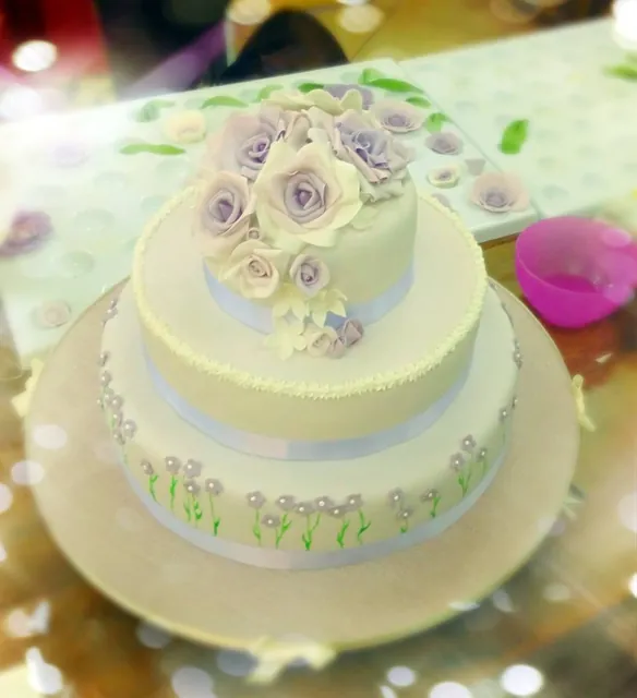 La torta tre quarti, con tulipani e rose lilla