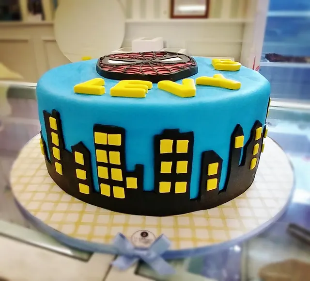 La torta con lo skyline della città visto di lato