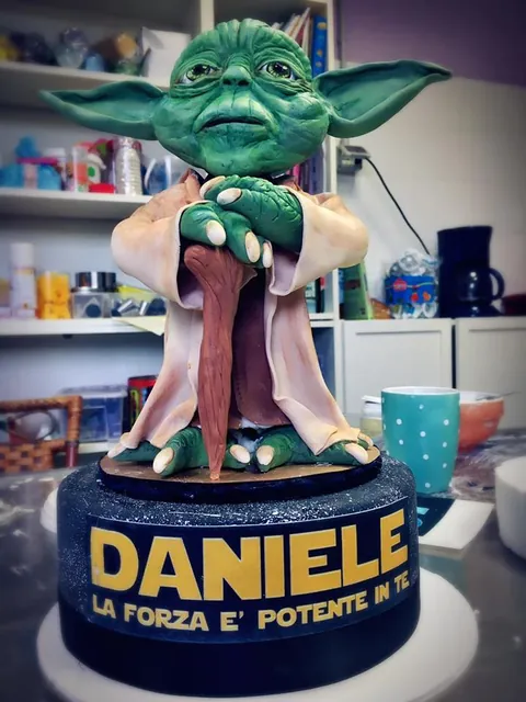 Yoda con la scritta della dedica sul piano nero, altra inquadratura