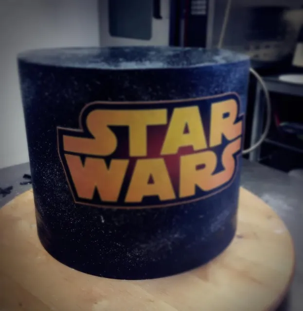 Il piano nero della torta decorato con il logo di Star Wars