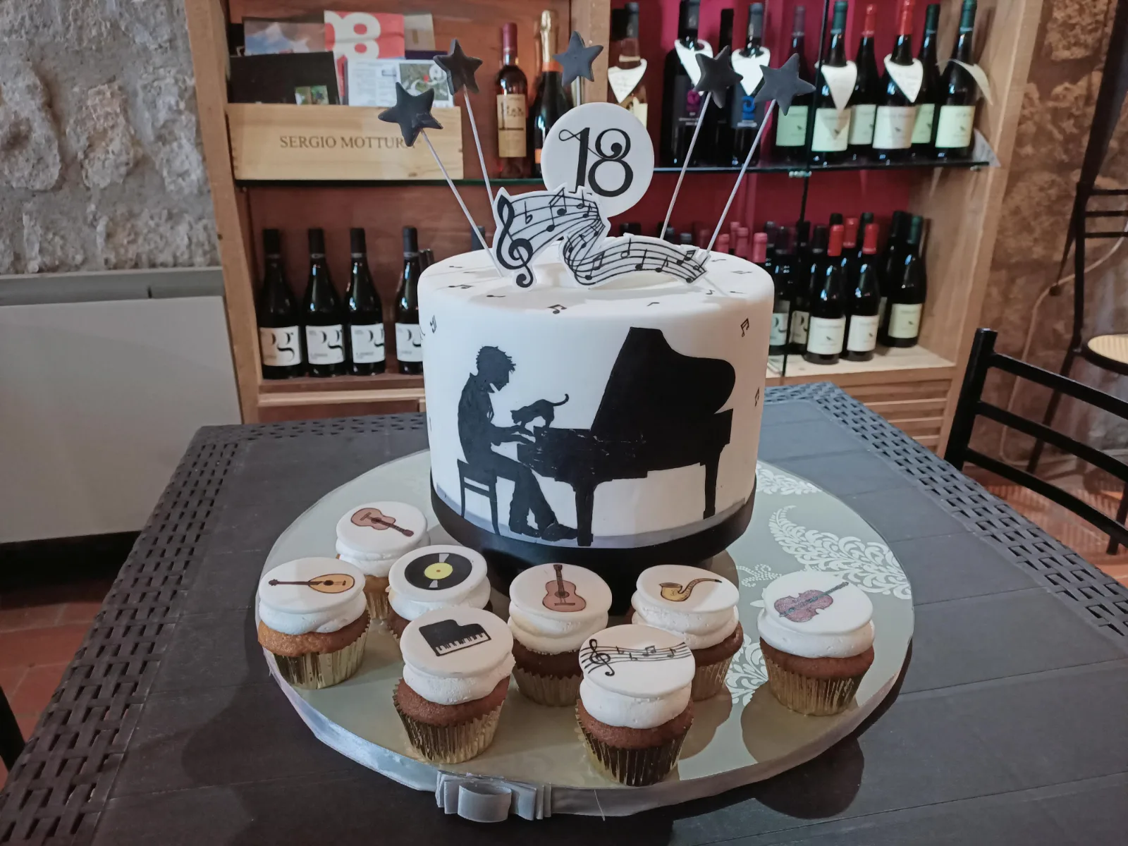 Torta con pianista e note musicali dipinti a mano