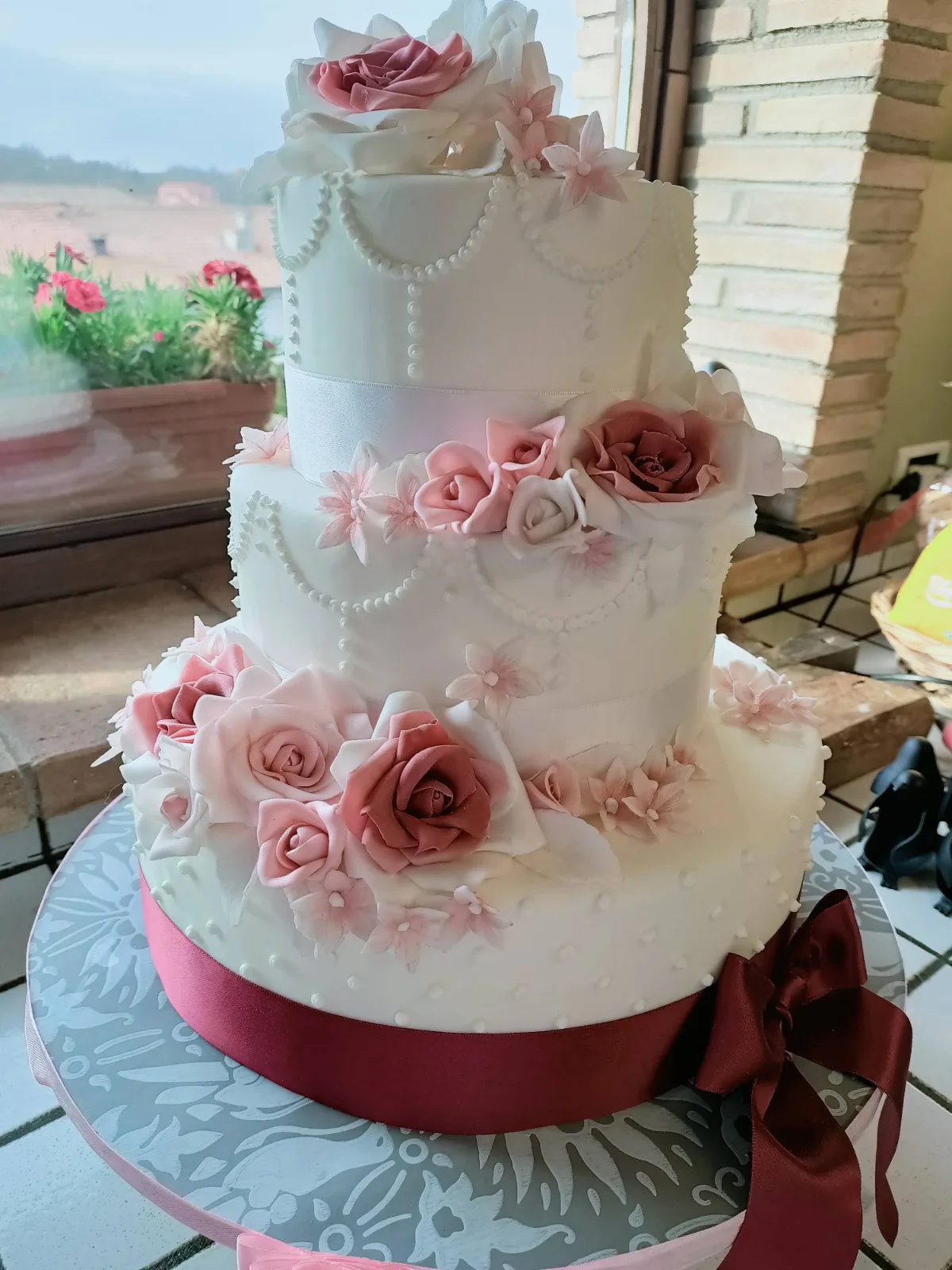 Torta 3 piani con rose realizzate a mano e nastri in raso