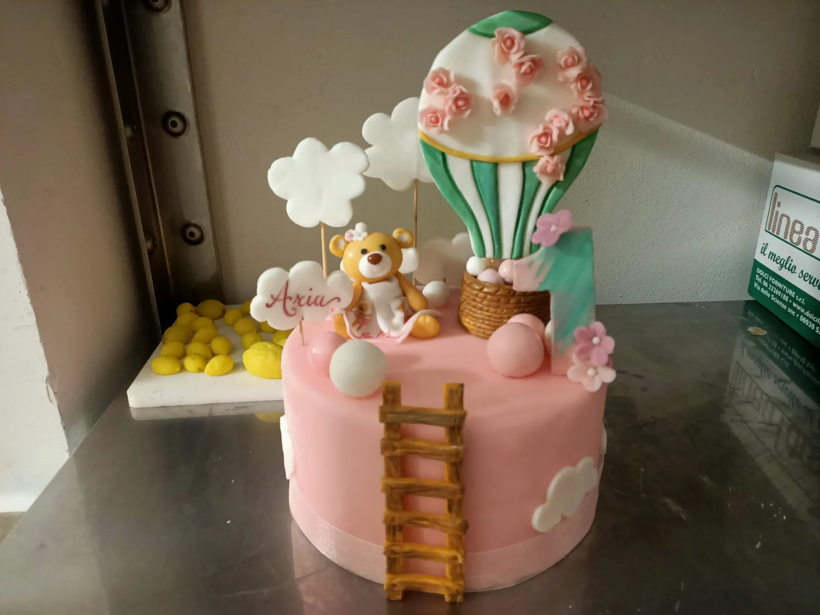 Torta con orsetto, nuvole e mongolfiera
